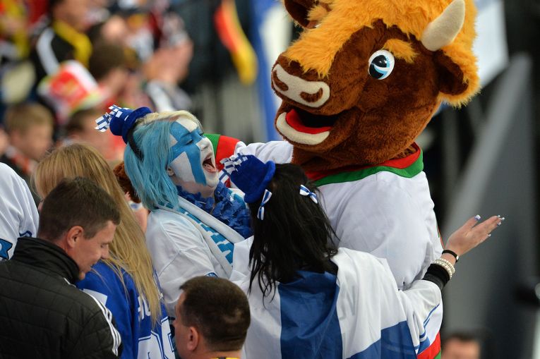 Болельщики сборной Финляндии радуются победе своей команды в матче группового раунда чемпионата мира по хоккею 2014 между сборными командами Германии и Финляндии