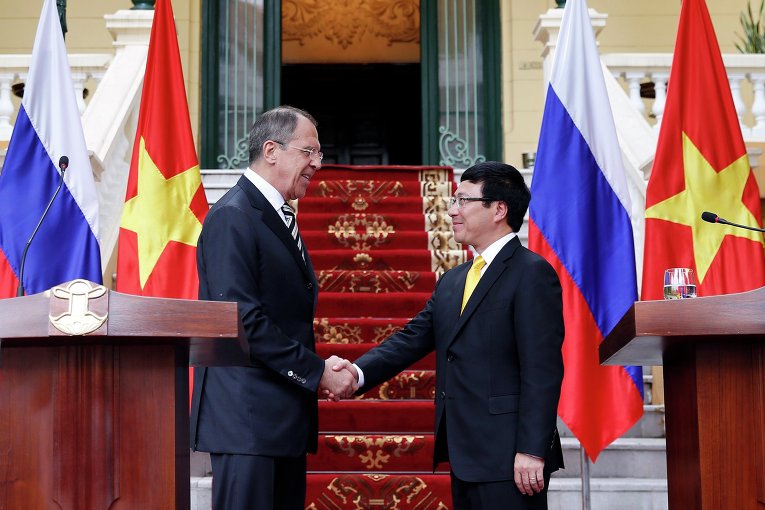 Министр иностранных дел России Сергей Лавров и министр иностранных дел Вьетнама Фам Бинь Минь