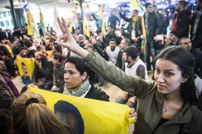 Демонстрация курдов, ребующая помощи городу Кобани, в здании Европарламента в Брюсселе