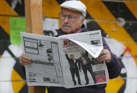 Житель Тбилиси читает газету