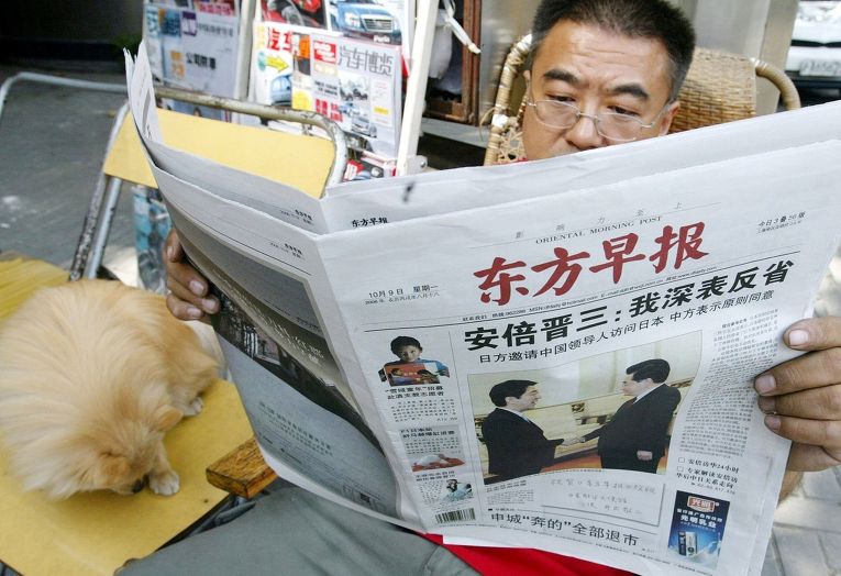 Житель Шанхая читает газету
