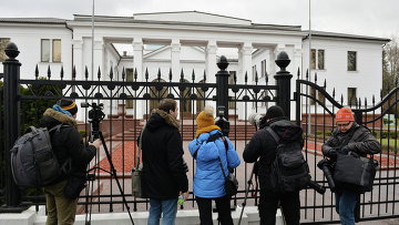 Журналисты ожидают приезда участников переговоров возле правительственной резиденции, где ожидается заседание контактной группы по урегулированию конфликта на востоке Украины