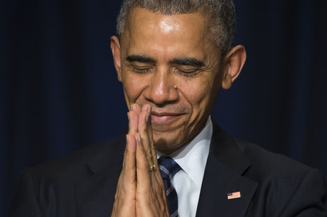Барак Обама во время улыбается Далай-ламе во время молитвенного завтрака в Вашингтоне