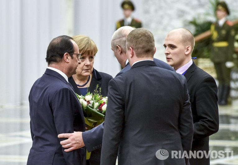 Президент Франции Франсуа Олланд, канцлер Германии Ангела Меркель и президент Белоруссии Александр Лукашенко во Дворце независимости в Минске
