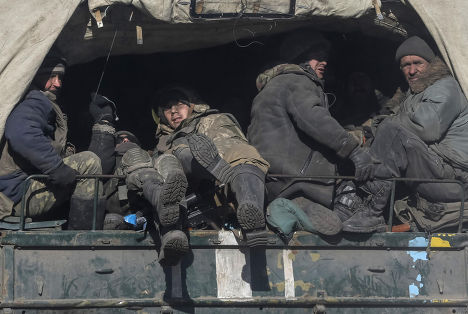 Украинские войска во время выхода из Дебальцево