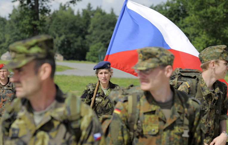 Солдаты из Чехии, Германии и США во время совместных учений в городе Гера в Германии