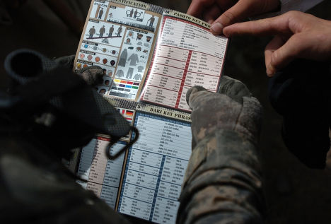Карточка с базовыми фразами на дари в руках у американского солдата