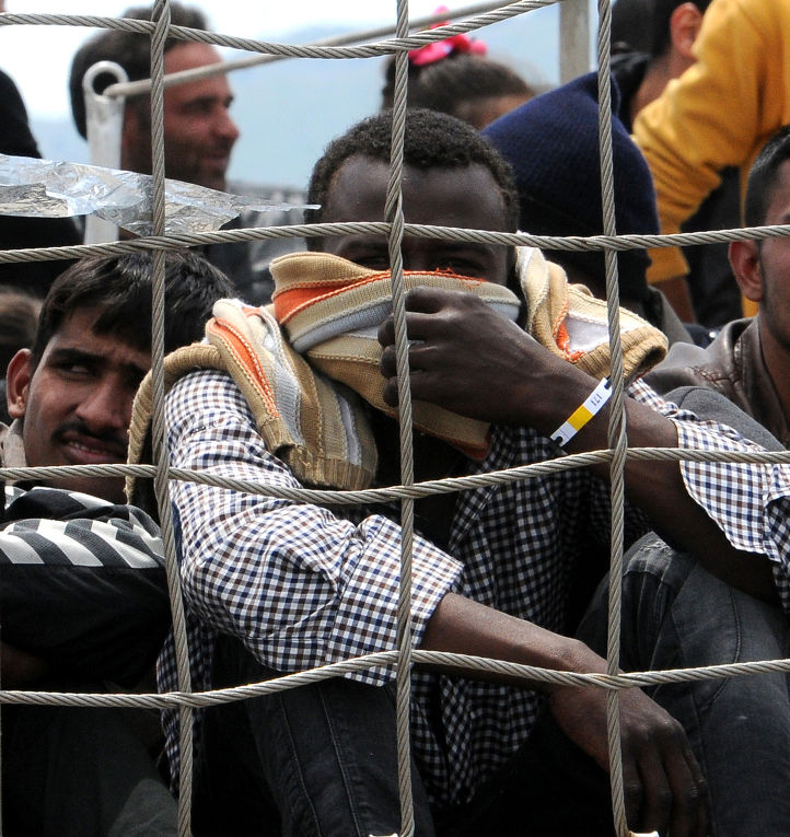 Беженцы из Африки в порту Палермо