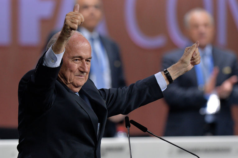Переизбранный президент ФИФА Йозеф Блаттер после оглашения результатов выборов в рамках 65-го Конгресса ФИФА в Цюрихе