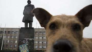 Памятник Ленину с государственным гербом Украины в Славянске, июль 2014 года