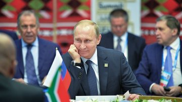 Президент Российской Федерации Владимир Путин во время встречи с лидерами БРИКС в узком составе в Уфе