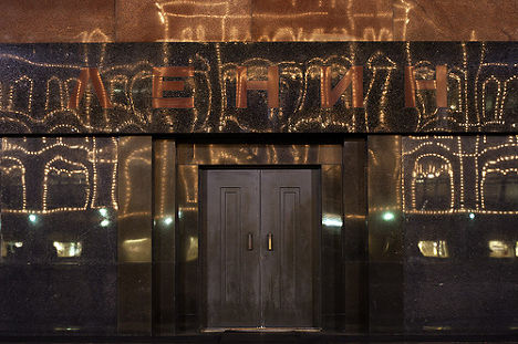 Отражение иллюминации ГУМа в стене Мавзолея