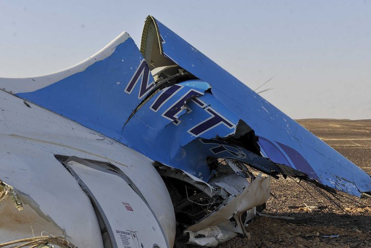 Обломки самолета "Когалымавиа" на месте крушения в Египте. 31 октября 2015