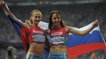 Россиянки Мария Савинова и Екатерина Поистогова, выигравшие золотую и бронзовую медали в забеге на 800 м