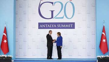 Президент Турции Реджеп Тайип Эрдоган приветствует канцлера ФРГ Ангелу Меркель на саммите G20 в Анталье