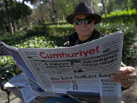 Житель Стамбула читает газету Cumhuriyet