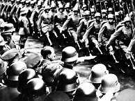Адольф Гитлер принимает парад войск в Берлине, 1934 год Адольф Гитлер принимает парад войск в Берлине, 1934 год