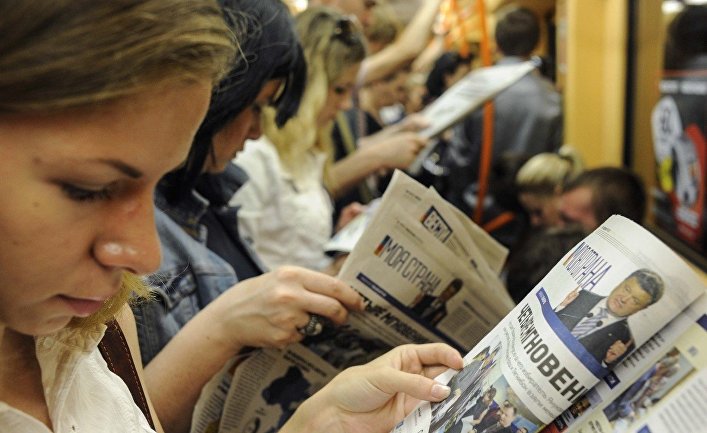Киевляне читают газеты в метро