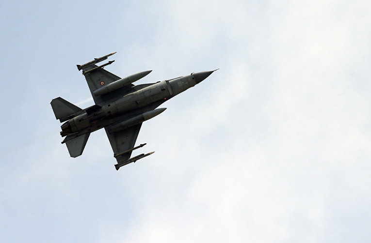 Турецкий боевой самолет взлетает с базы ВВС Инджирлик