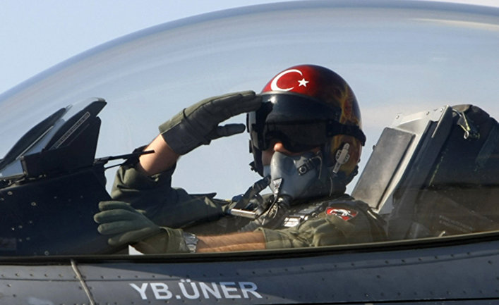 Турецкий пилот на авиабазе в Конье