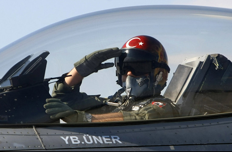 Турецкий пилот на авиабазе в Конье