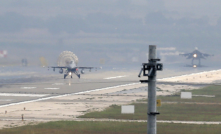 Турецкий самолет садится на базе ВВС Инджирлик