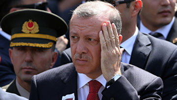 Президент Турции Реджеп Тайип Эрдоган на похоронах Окана Тосана, офицера турецкой армии, погибшего во время столкновений с курдскими повстанцами