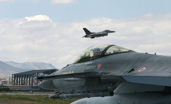 Турецкие истребители F-16 во время учений «Анатолийский орел» на авиабазе в Конье
