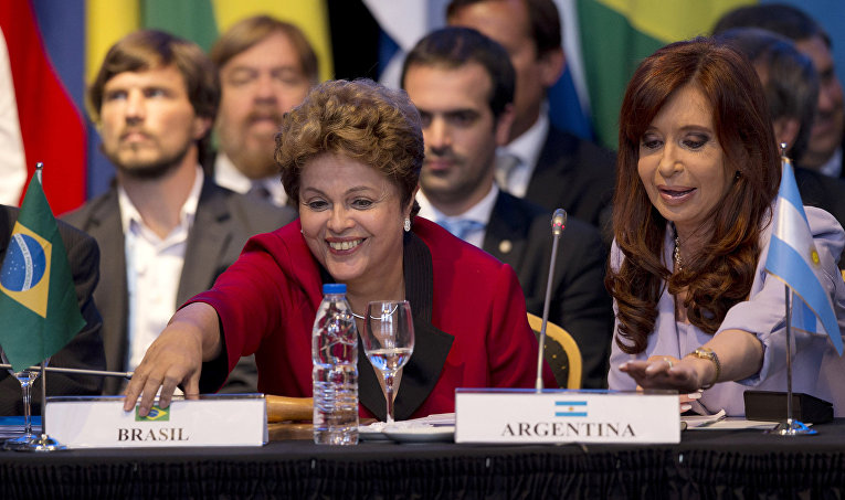 Президент Бразилии Дилма Русеф и президент Аргентины Кристина Киршнер на саммите МЕРКОСУР