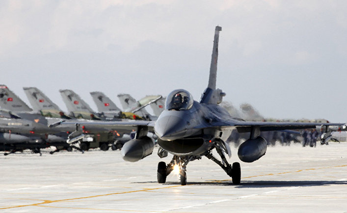 Истребитель F-16 ВВС Турции на авиабазе в Конье