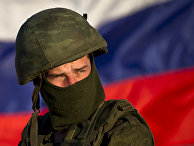 Российский солдат на украинской военной базе в Перевальном, Крым, 15 марта 2014 года Российский солдат на украинской военной базе в Перевальном, Крым, 15 марта 2014 года