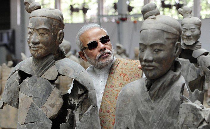 Премьер-министр Индии Нарендра Моди осматривает «Терракотовую армию» в Сиане