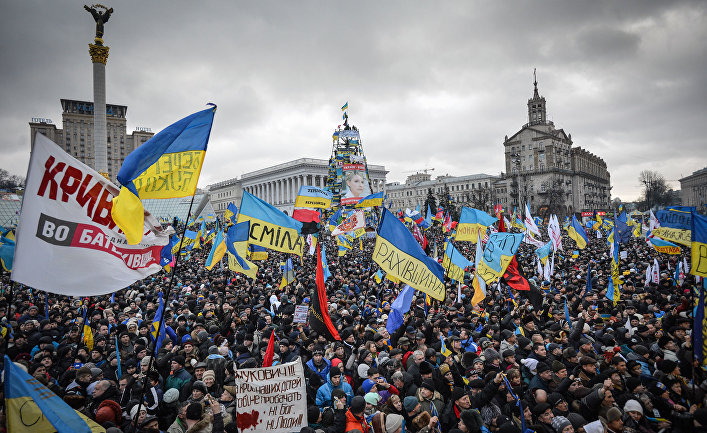 Сторонники евроинтеграции Украины во время митинга на площади Независимости в Киеве