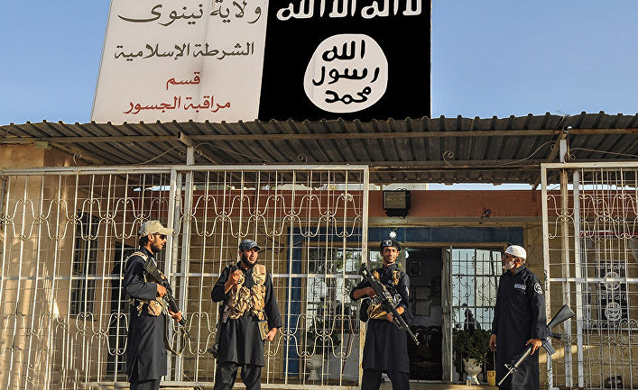 Боевики «Исламского государства» у полицейского участка в иракской провинции Найнава