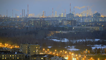 Нефтеперерабатывающий завод (на дальнем плане) в городе Омске