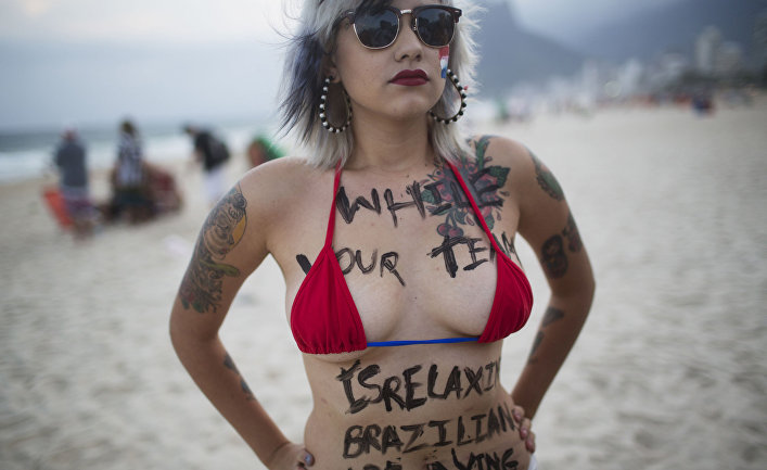 Активистка Сара Винтер во время акции протеста против проведения Кубка мира в Бразилии на пляже Ипанема в Рио-де-Жанейро