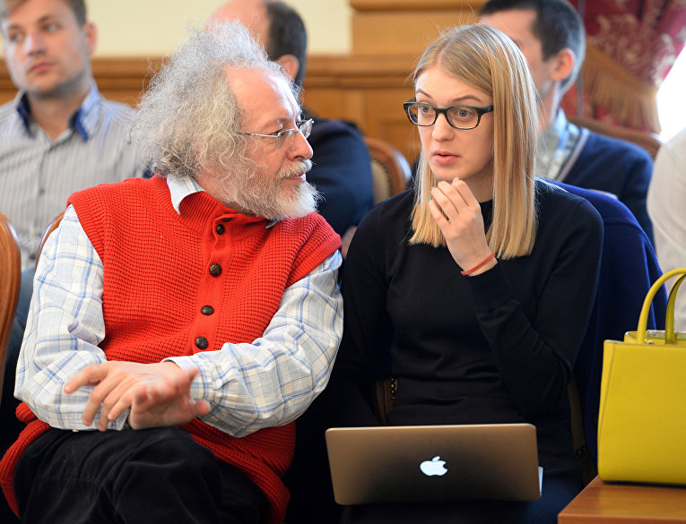 Главный редактор радиостанции «Эхо Москвы» Алексей Венедиктов и его помощница Олеся Рябцева Главный редактор радиостанции «Эхо Москвы» Алексей Венедиктов и его помощница Олеся Рябцева