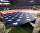 Военные США держат американский флаг перед началом игры чемпионата по американскому футболу. Техас, США