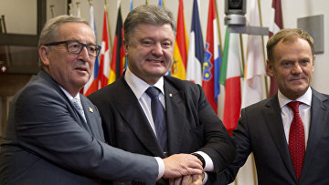 Президент Еврокомиссии Жан-Клод Юнкер, председатель Европейского совета Дональд Туск и президент Украины Петр Порошенко перед встречей в штаб-квартире Евросоюза в Брюсселе