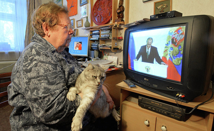 Жительница Челябинска смотрит телевизионную трансляцию послания президента РФ В.Путина к Федеральному Собранию