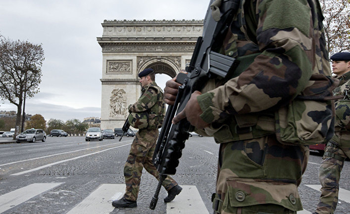 Французские солдаты патрулируют Елисейские поля после терактов в Париже