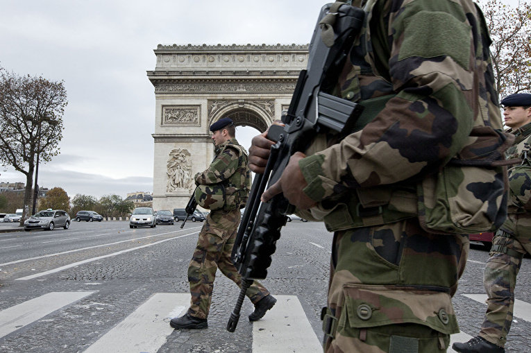 Французские солдаты патрулируют Елисейские поля после терактов в Париже