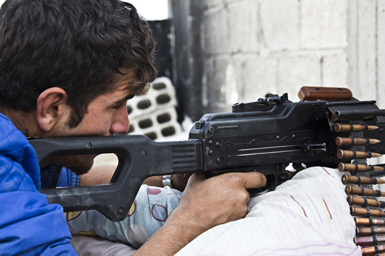 Боец курдских Отрядов народной самообороны (YPG) в Кобани, Сирия, ноябрь 2014 года