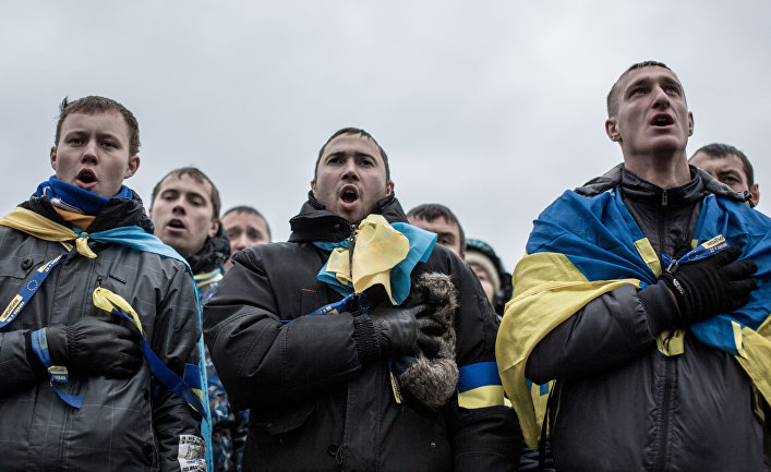 Участники акции протеста поют гимн Украины