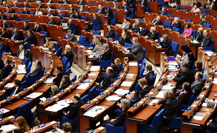 Делегаты в зале на пленарном заседании зимней сессии Парламентской ассамблеи Совета Европы (ПАСЕ)