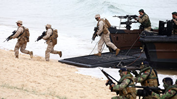 Морпехи Британских Королевский военных сил совместно с португальскими морпехами высаживаются из лодки типа амфибия во время учений НАТО в Лиссабоне