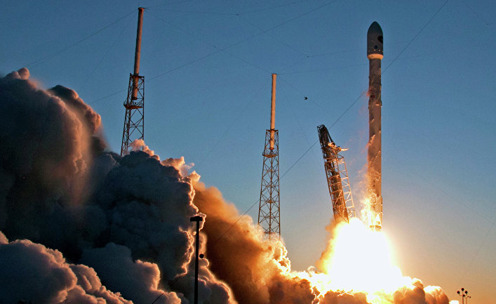 Запуск беспилотной ракеты Falcon 9 на мысе Канаверал в Кейп Канаверал, штат Флорида. 11 февраля 2015