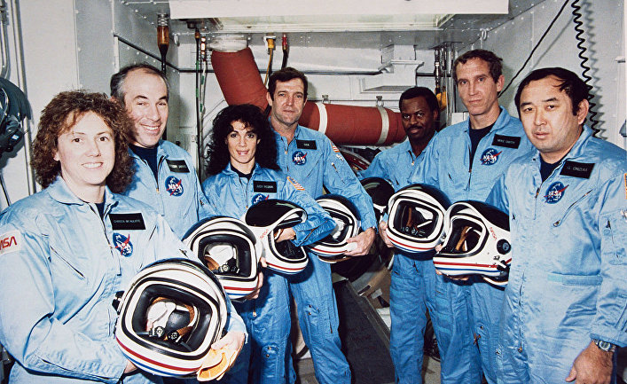 Экипаж STS-51L. Слева направо: Маколифф, Джарвис, Резник, Скоби, МакНейр, Смит, Онидзука