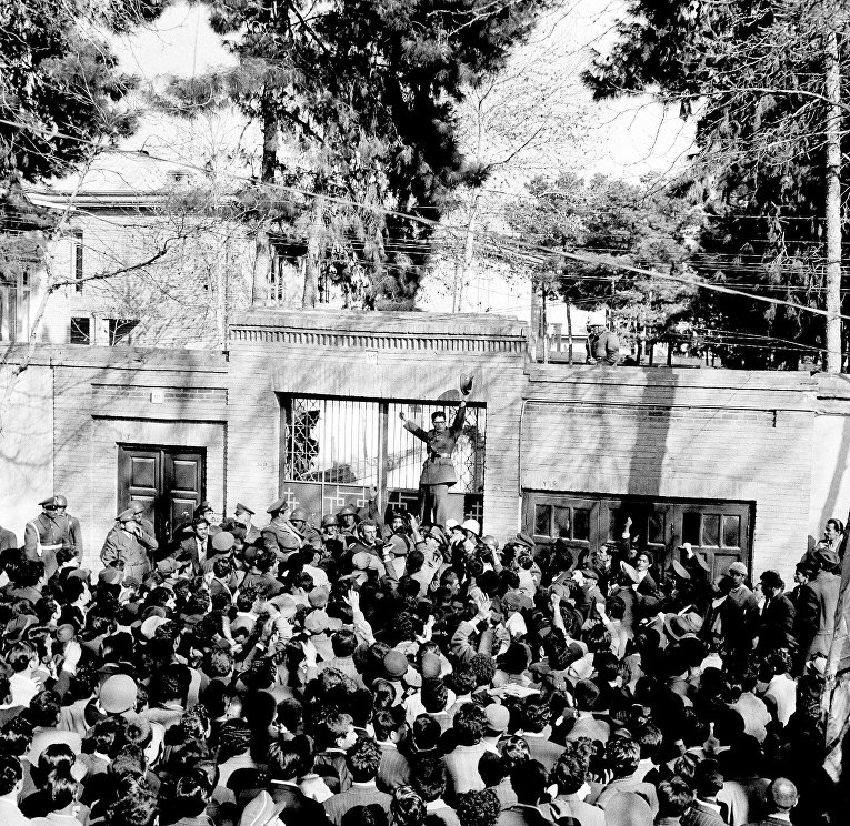 Демонстрация у дома премьер-министра Мохаммеда Мосаддыка в Тегеране, 28 февраля 1953 года