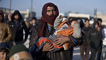 Сирийские беженцы из Алеппо на границе с Турцией